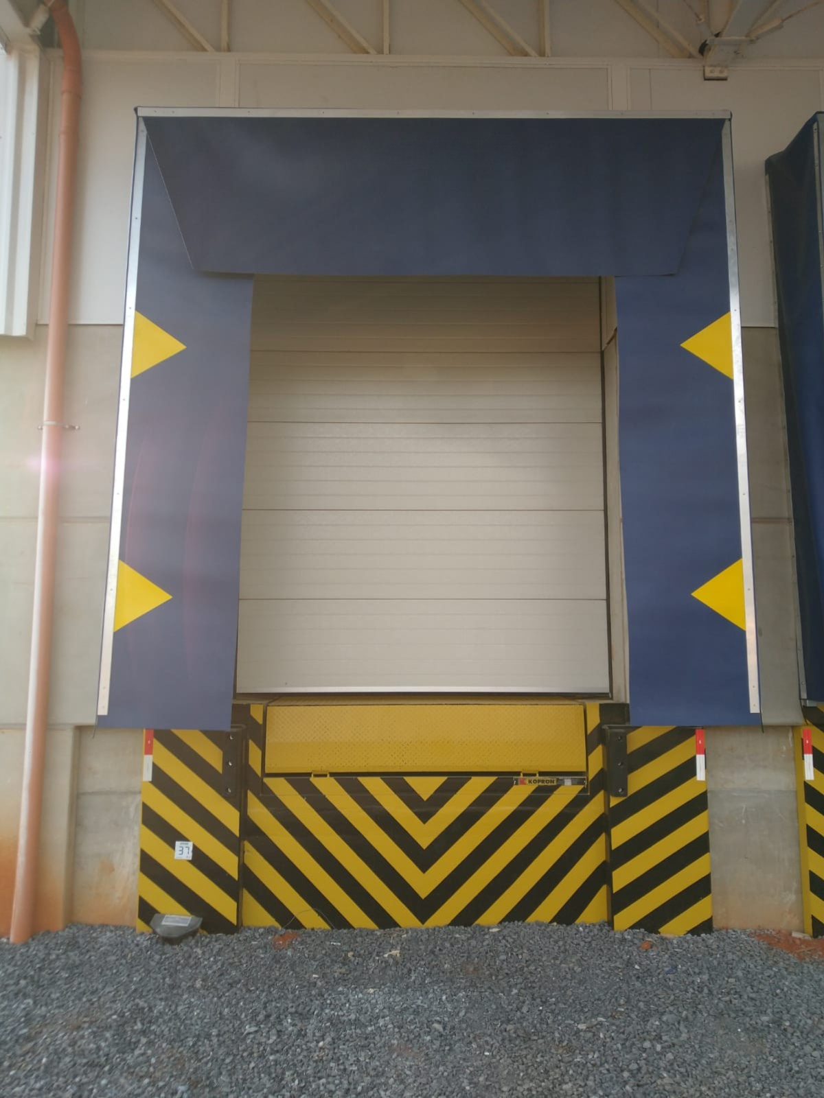 venda de niveladoras de doca, portas rápidas industriais e uma linha completa de acessórios e estruturas essenciais para operações de carga e descarga